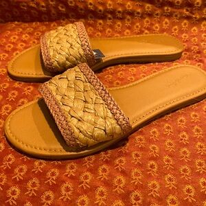 NWT UNIVERSAL THREAD SIZE 7 WOVEN TAN STRAW and Manmade Sole Flat SANDAL